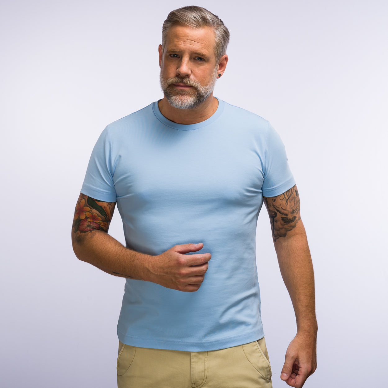 Ein Mann mit einem himmelblauen Premium T-Shirt der Marke AD.M aus Pima-Baumwolle.